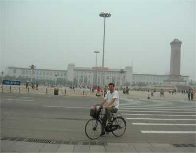 Arno met fiets op het plein van de Hemelse Vrede